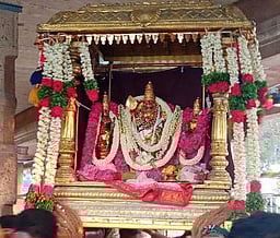 திருச்செந்தூரில் குவிந்த பக்தா்கள்