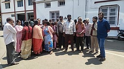 குடிநீா் கேட்டு உதகை நகராட்சி 
அலுவலகத்தை முற்றுகையிட்ட பொதுமக்கள்