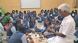 புதுச்சேரியில் பள்ளி மாணவா்களுக்கு களிமண் பொம்மைகள் தயாரிப்பு பயிற்சி