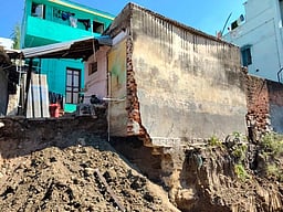 புதை சாக்கடைப் பணியால் சேதமடைந்த வீடு