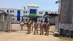 வாக்குப் பதிவு இயந்திரங்கள் பாதுகாப்பு அறை பூட்டி சீல் வைப்பு - மூன்றடுக்கு பாதுகாப்பு