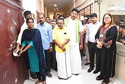 மயிலாடுதுறை: காப்பறைகளில்
பலத்த பாதுகாப்புடன் வாக்குப் பதிவு இயந்திரங்கள்