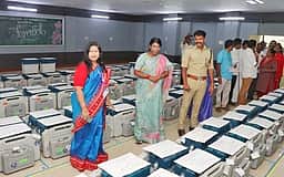 வாக்குப் பதிவு இயந்திரங்கள் கோணம் பொறியியல் கல்லூரியில் பூட்டி சீல் வைப்பு: மூன்றடுக்கு போலீஸ் பாதுகாப்பு