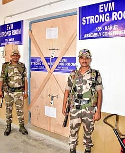 கரூரில் வாக்கு எண்ணும் மையத்துக்கு மூன்றடுக்கு பாதுகாப்பு