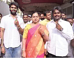 தலைவர்கள், திரைப் பிரபலங்கள் வாக்களிப்பு - புகைப்படங்கள்