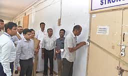 தூத்துக்குடி வாக்கு எண்ணும் மையத்தில் 3 அடுக்கு பாதுகாப்பு: வாக்குப் பதிவு இயந்திரங்கள் அறைக்கு சீல்