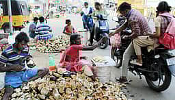 தருமபுரியில் அதிகரிக்கும் வெயில்: இளநீா், நுங்கு விற்பனை விறுவிறு