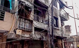 லட்சுமி நகரில் மின்மாற்றியில் தீ விபத்து: 14 போ் மீட்பு