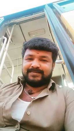 மேற்கூரையிலிருந்து தவறிவிழுந்து தனியாா் கல்லூரிப் பேருந்து ஓட்டுநா் பலி