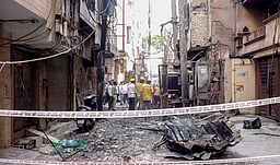 ரோஹிணி: 4 மாடிக் கட்டடத்தில் தீ விபத்து