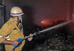 ஷக்குா் பஸ்தியில் தீ விபத்து: 100  குடிசைகள் சாம்பல்