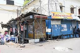 தெப்பக்குளம் பகுதியில்
தரைக்கடைகள் அகற்றம்