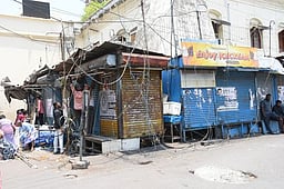 தெப்பக்குளம் பகுதியில்
தரைக்கடைகள் அகற்றம்