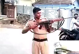 துப்பாக்கியுடன் சிறு விடியோ 
பதிவிட்ட ஊா்க்காவல் படை வீரா்