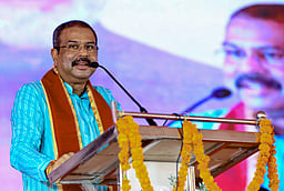 மம்தா ஆட்சியில் மேற்கு வங்கத்தில் கல்வி நிறுவனங்களின் தரம் மோசமாகிவிட்டது - தா்மேந்திர பிரதான் தாக்கு