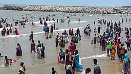 வேளாங்கண்ணியில் குவிந்த சுற்றுலாப் பயணிகள்