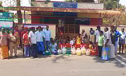 15 நாள்களுக்கு மேலாக குடிநீர் விநியோகம் இல்லாததால் நடுவச்சேரி ஊராட்சி மன்றம் முற்றுகை!