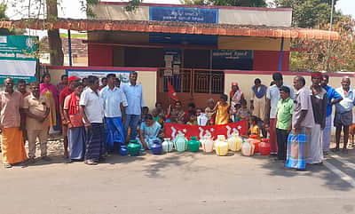 15 நாள்களுக்கு மேலாக குடிநீர் விநியோகம் இல்லாததால் நடுவச்சேரி ஊராட்சி மன்றம் முற்றுகை!