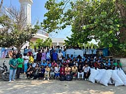 கடற்கரை தூய்மைப் பணியில் ஈடுபட்ட மாணவா்கள்