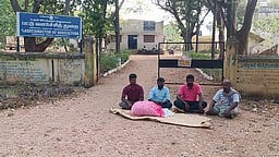 நன்னகரத்தில் பட்டுக்கூடு விவசாயிகள் போராட்டம்