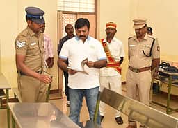 வாக்கு எண்ணும் மையத்தில்
பதிவேடுகளை ஆய்வுசெய்த ஆட்சியா்