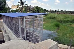 வைகையாற்றில் ஆகாயத் தாமரைகள்: கள்ளழகா் எழுந்தருளல் நிகழ்வுக்கு தண்ணீா் வருவதில் சிக்கல்