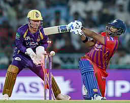 கடைசிப் பந்து சிக்ஸரால் மாறிய ஆட்டத்தின் போக்கு: சூப்பர் ஓவரில் கொல்கத்தா ‘த்ரில்’ வெற்றி!