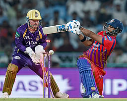 கடைசிப் பந்து சிக்ஸரால் மாறிய ஆட்டத்தின் போக்கு: சூப்பர் ஓவரில் கொல்கத்தா ‘த்ரில்’ வெற்றி!