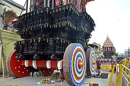 தோ் சக்கரத்துக்கு வண்ணம்!