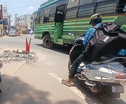 உத்தமபாளையம் நெடுஞ்சாலையில் சேதமடைந்த கழிவுநீா் கால்வாயை சீரமைக்கக் கோரிக்கை