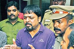 ஜேம்ஸ் வசந்தன் காா் கண்ணாடி 
உடைப்பு: பெண்ணிடம் விசாரணை