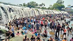 கோடை விடுமுறை: கொடிவேரில் குவிந்த சுற்றுலாப் பயணிகள்