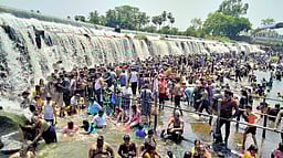 கோடை விடுமுறை: கொடிவேரில் குவிந்த சுற்றுலாப் பயணிகள்