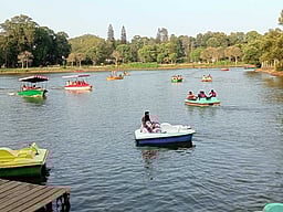 ஏற்காட்டில் குவிந்த சுற்றுலாப் பயணிகள்