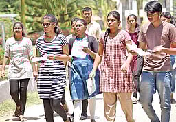 இளநிலை நீட் தேர்வு: இன்று ஹால் டிக்கெட் வெளியீடு!