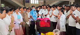 மருத்துவக் கல்விக்கு தானமாகப் பெற்ற உடலுக்கு கல்லூரி முதல்வா், மாணவா்கள் இறுதி அஞ்சலி