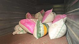 ஒரு டன் ரேஷன் அரிசி கடத்தல்:
மினி லாரி பறிமுதல், 3 போ் கைது