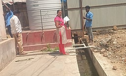 போளூா் நகராட்சியில் கழிவுநீா்க் கால்வாய் தூா்வாரும் பணி