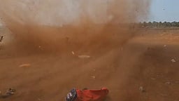 சுழன்று அடித்த திடீர் சுழல் காற்று! அலறியடித்து ஓடிய விளையாட்டு வீரர்கள்!