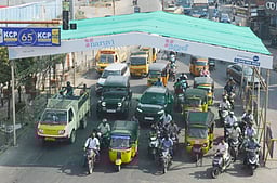 வெய்யிலில் இருந்து மக்களை காக்க பசுமைப் பந்தல்கள் அமைப்பு