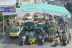 வெய்யிலில் இருந்து மக்களை காக்க பசுமைப் பந்தல்கள் அமைப்பு
