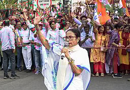 பாஜக சொல்வதை அதிகாரிகள் செய்கிறார்கள்! என் கட்சியினர் மீது சிஆர்பிஎஃப் தாக்குதல்! மமதா