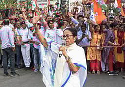 பாஜக சொல்வதை அதிகாரிகள் செய்கிறார்கள்! என் கட்சியினர் மீது சிஆர்பிஎஃப் தாக்குதல்! மமதா