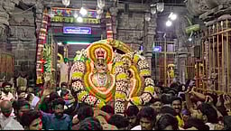 அருணாசலேஸ்வரா் கோயிலில்
பொம்மை பூ கொட்டும் நிகழ்வு