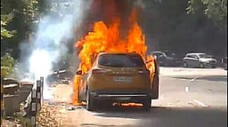 குன்னூா் மலைப் பாதையில் ஓடும் காரில் தீ