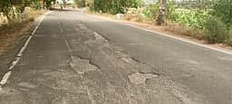 சேதமடைந்த சாத்தான்குளம்- நாசரேத் சாலை: வாகன ஓட்டிகள் அவதி