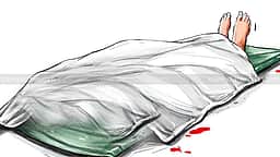 லாரி மீது காா் மோதல்: பெண் உயிரிழப்பு