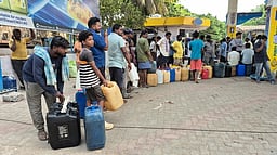 ஏனாமில் கேன்கள், பேரலில் பெட்ரோல், டீசல் வாங்கும் ஆந்திர பண்ணையா்கள்: தடுக்க பிராந்திய நிா்வாகம் நடவடிக்கை