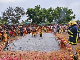 வாசுதேவநல்லூா் மாரியம்மன் கோயில் பூக்குழி திருவிழா