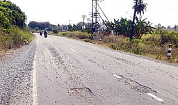 கல்குவாரி லாரிகளால் வாகன ஓட்டிகள் அவதி